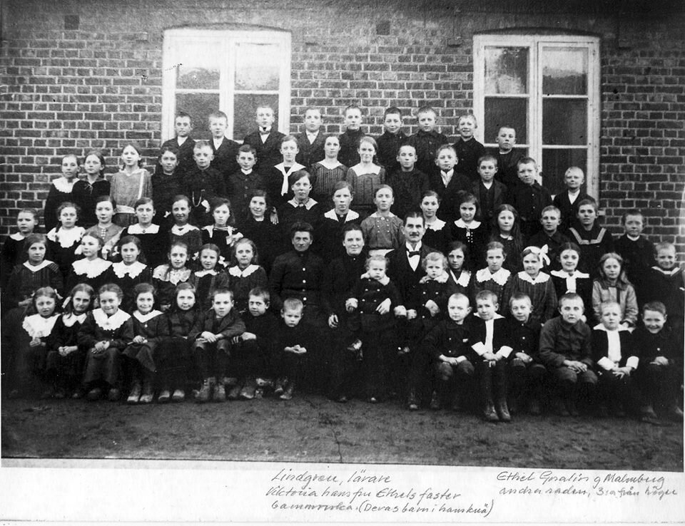 Skolelever och lärare utanför Hagestad mellersta skola, cirka 1917